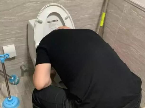 喝多了爬在马桶上呕吐的男人