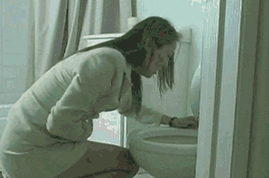 爬在马桶上狂吐的女人