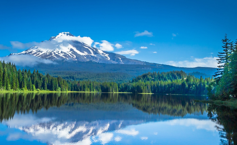 雪山下的美丽湖景