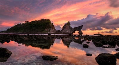 晚霞映照下的海边美景