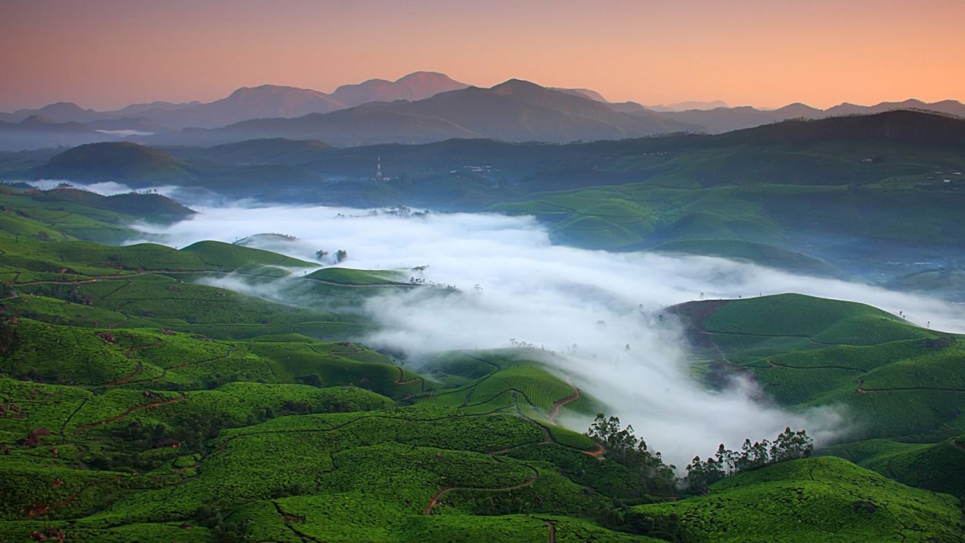 云雾缭绕的山村风光