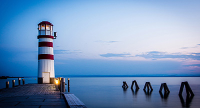 平静的湖边矗立着漂亮的瞭望塔