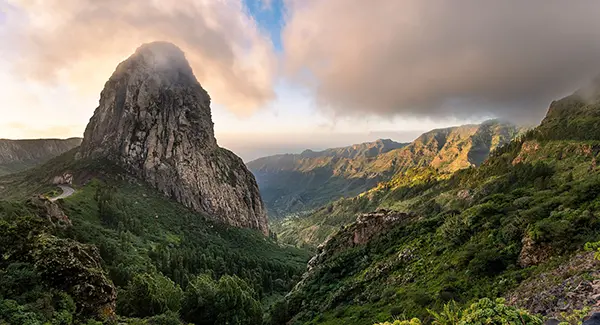 阳光在山谷里铺洒金光，每一眼都是大自然的鬼斧神工