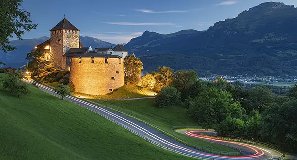 古老的城堡像一位沉默的骑士，守护着万家灯火