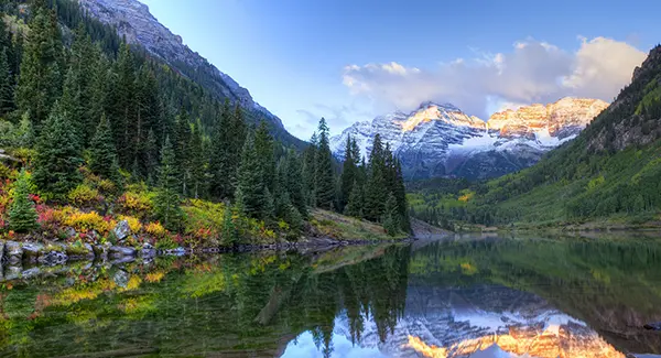 晨光为雪山镀上金边，湖水把青山绿水都装进了镜面里