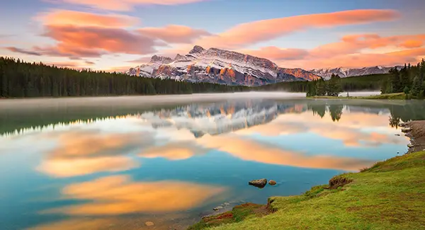 落基山的镜面童话，山、湖泊、森林与朝霞的极致倒影