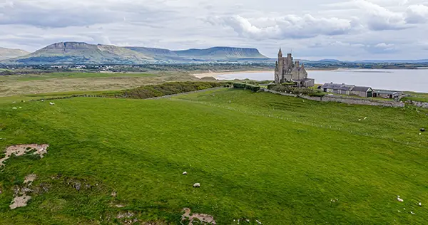 绿草地里的爱尔兰古堡，被这里的美景治愈了