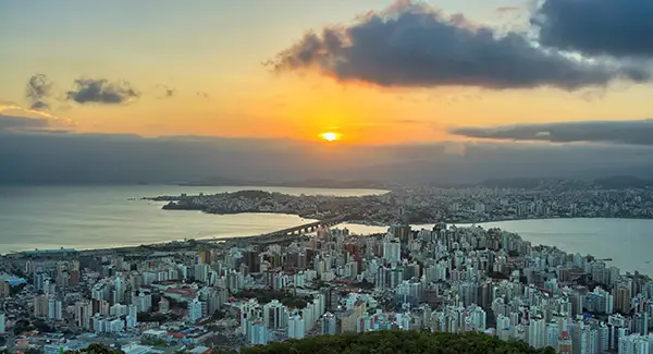 日落时分，城市与海的温柔交界