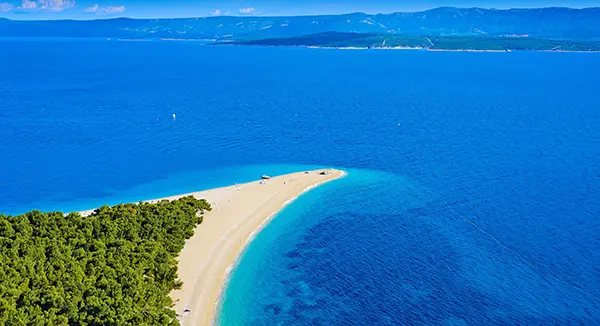 层次渐变的蓝，林海与碧海相拥，是地中海独有的浪美景
