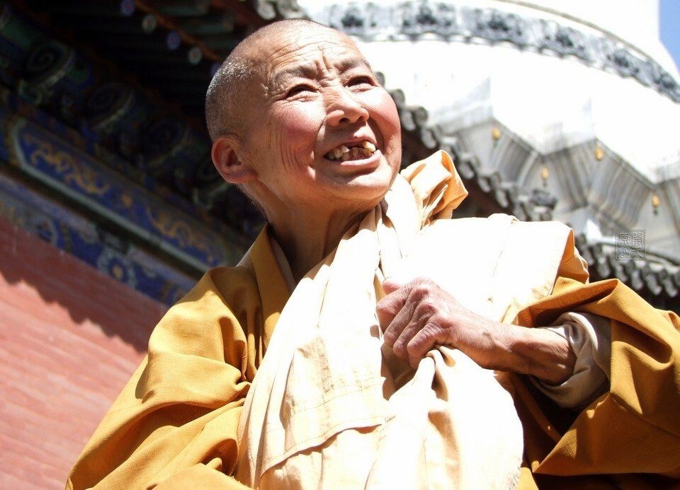 满脸幸福心情的老尼姑