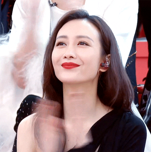开心鼓掌的美女动态图