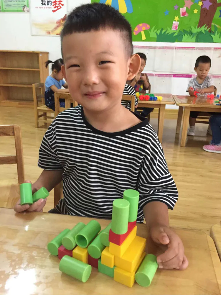幼儿园里无忧无虑的小朋友
