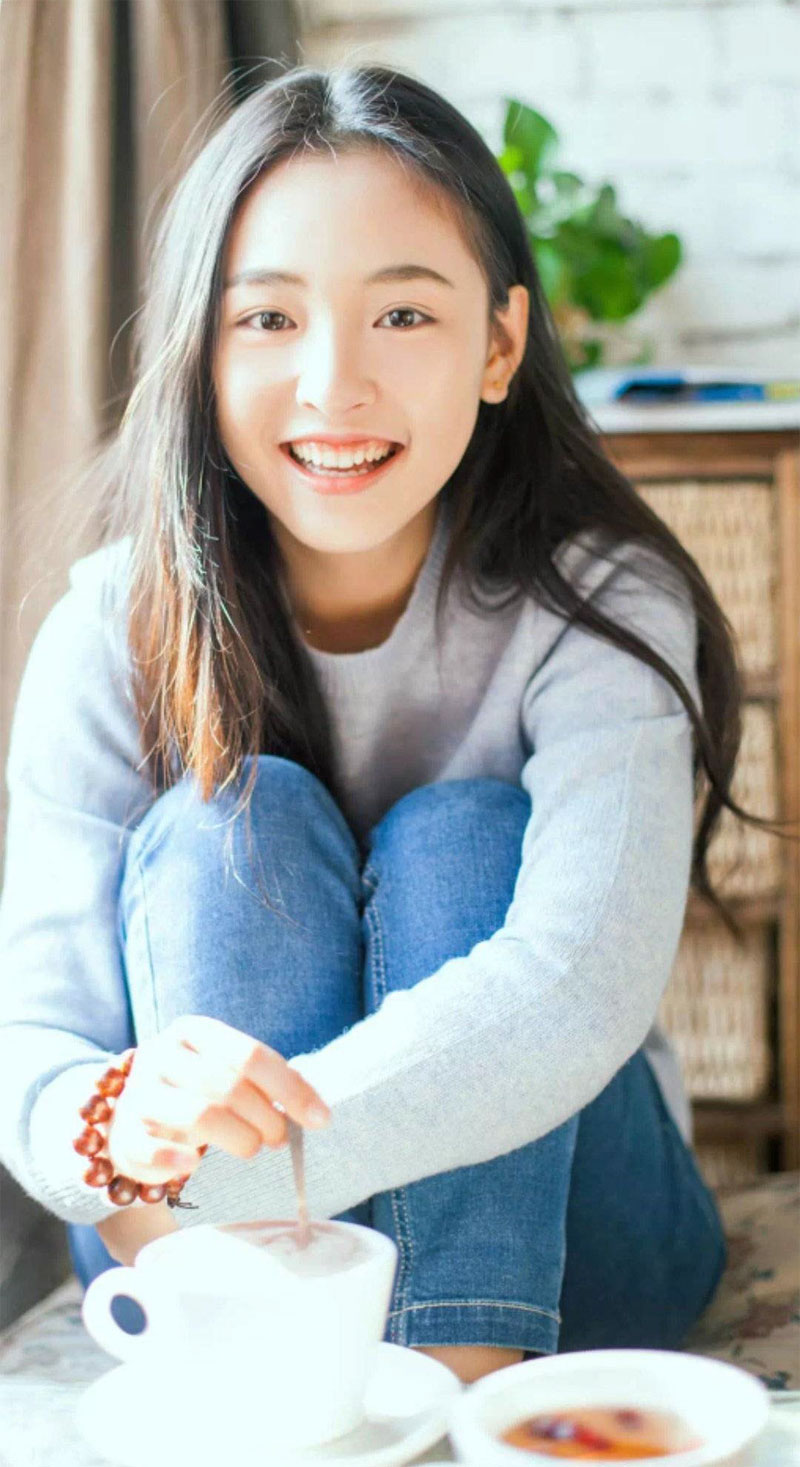 在家享受快乐时光的小美女