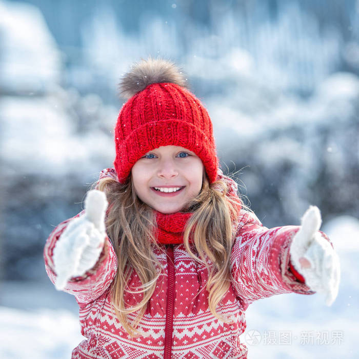 在雪地里撒欢的外国小女孩
