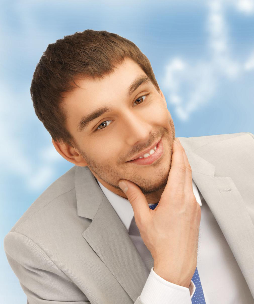 穿西装微笑拍照的职场男人