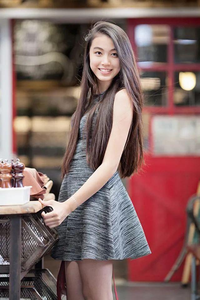 神采飞扬的长发美女