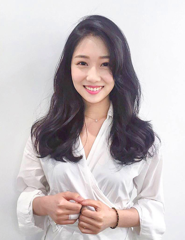 微笑露齿的长发女人