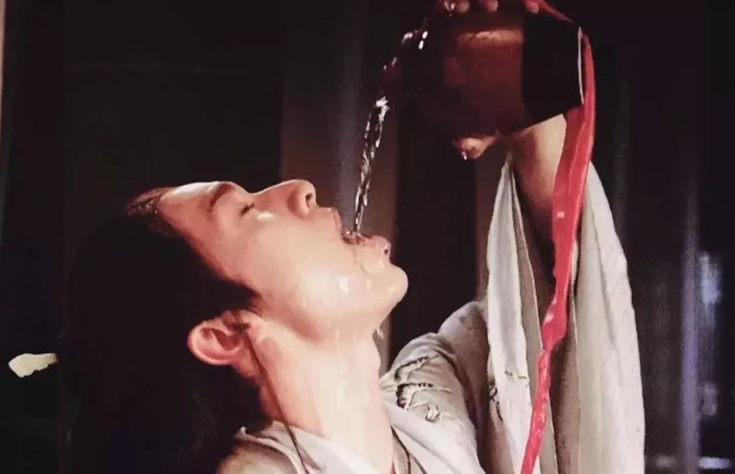 拿起酒壶仰天喝酒的男人