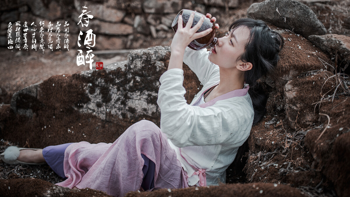 古装美女仰面喝酒的图片