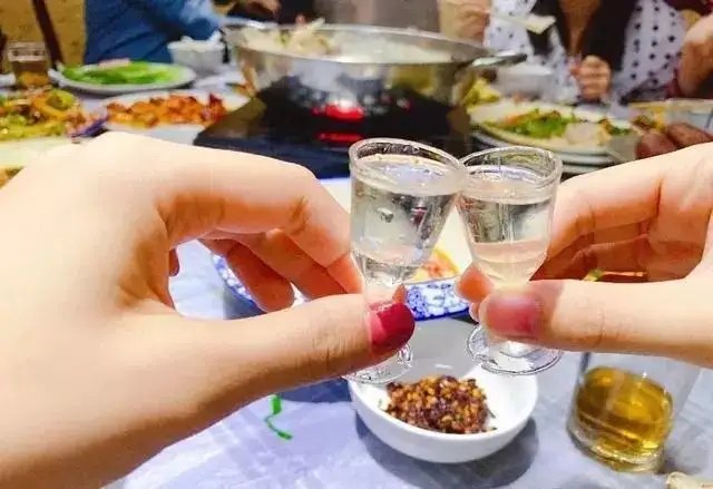 举起小酒杯碰一下