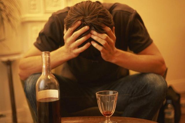 失恋后独自喝闷酒的男人