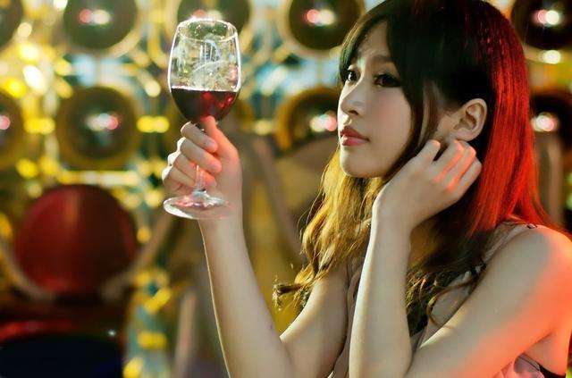 在酒吧喝酒的漂亮女孩