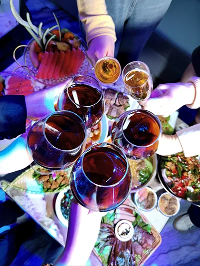 不管大酒杯还是小酒杯，全部端起来碰一下喝完