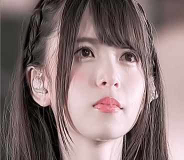 漂亮女孩轻轻的眨眼