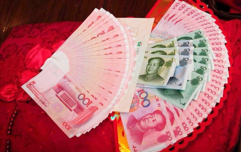 摆成扇形的百元大钞