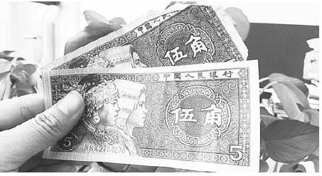 意思一下，给你两张五毛钱的小费