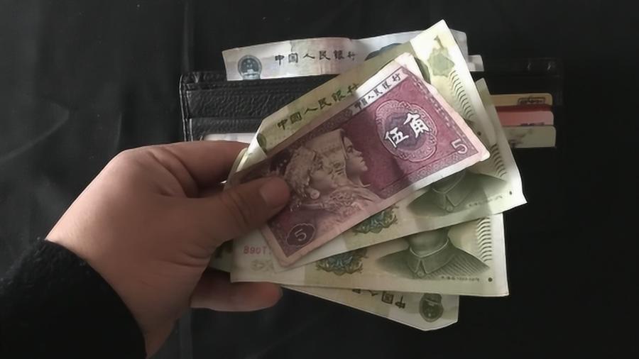 钱包里钱不多了，只能给你这点点零花钱了