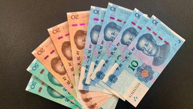 把十元二十元和五十元的纸币摆在一起