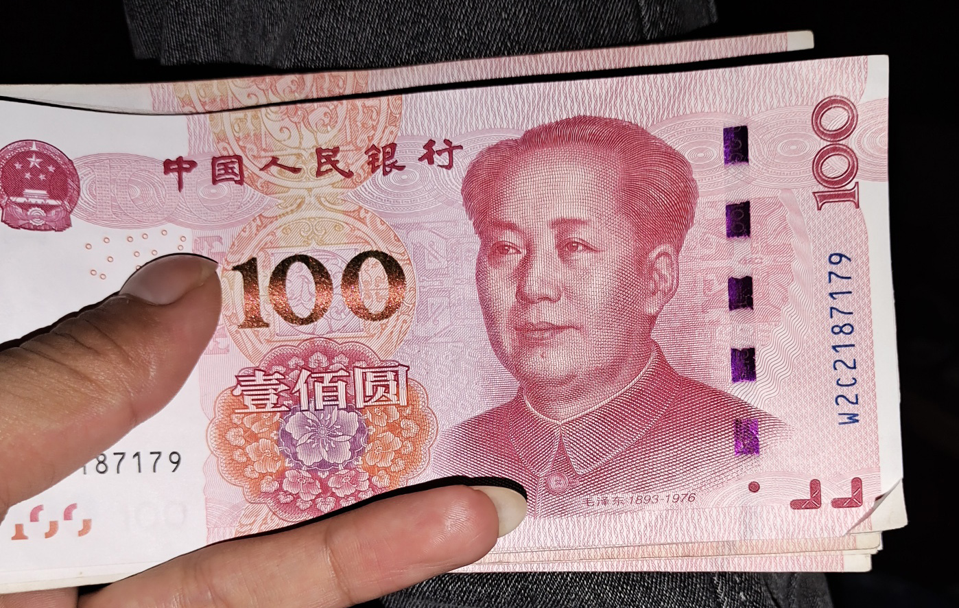 给你几张百元钞，拿去买点吃的吧
