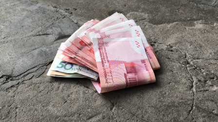 谁掉在地上的钱？赶紧捡起来拿去花
