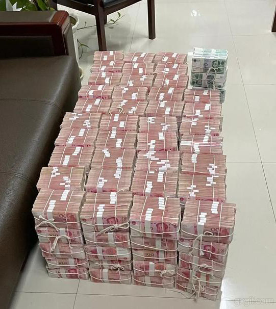 家里堆着这些钱，一辈子都不愁吃穿了