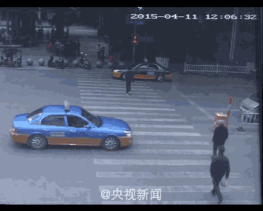 行人闯红灯是对自己生命的极不负责行为