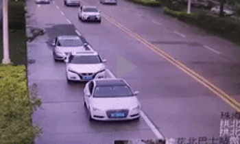 开车行驶中被电杆砸中，万幸人还没事