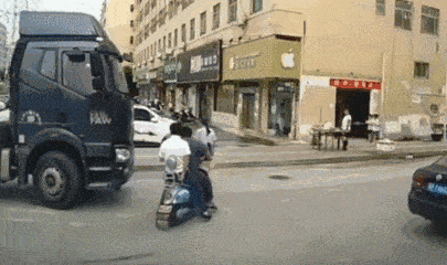 为了生命安全，切记远离大货车