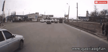 事实证明，过马路时跟着人群走才更安全