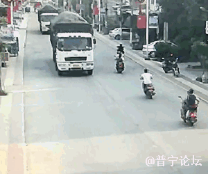 骑电动车一头撞向旁边的货车
