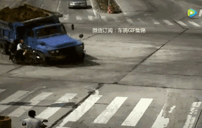 任何两轮车在大车面前都不堪一击，请时刻远离大车