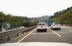 跟车太近来不及反应，容易追尾