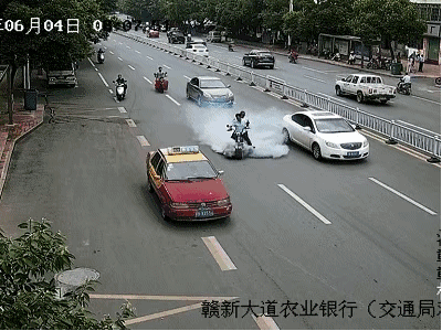 摩托车在马路上突然着火了，质量堪忧啊