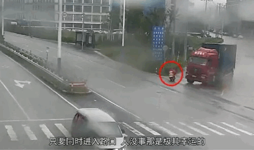 不要与大货车同时进入路口，远离危险