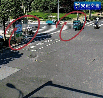 三轮车撞上三轮车，车上的东西撒了一地