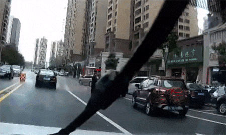 这是油门当刹车了吗？倒车这么快
