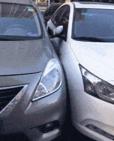 车位实在紧张，车也像人一样全都挤在了一起