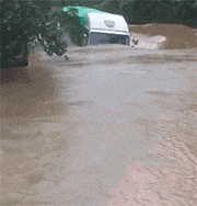 司机胆子真大，开货车在深水路勇往直前，水都快淹到车顶了