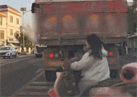 小妹骑电动车过马路时突遇大货车，惊险逃过一劫