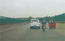 骑摩托车盲区超车，结果被对向小车撞翻在地